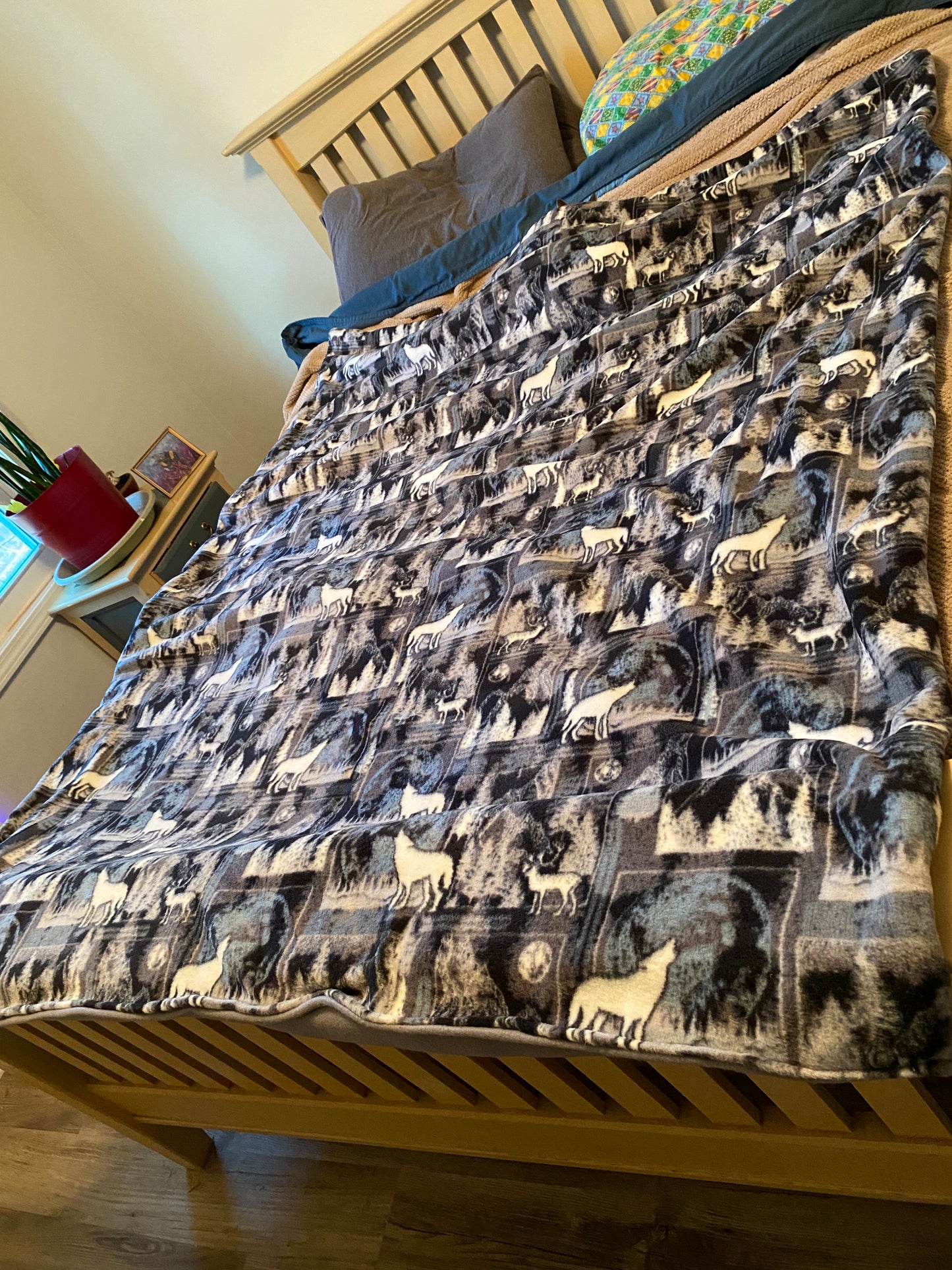 Rustic Wildlife Fleece Quilt: Wolves, Elk & Deer Throw Blanket - Cozy Mountain Cabin Bedding Gift